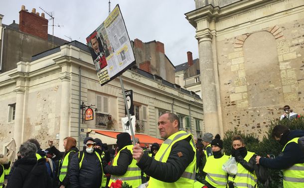 フランス西部の街アンジェであったイエローベストのデモに参加する人たち=2019年1月26日
