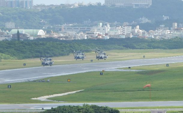 写真・図版 : 普天間飛行場を編隊で飛び立つ米海兵隊の大型輸送ヘリ。海兵隊の移転はいつになるのだろう＝2018年9月13日、沖縄県宜野湾市の米軍普天間飛行場 