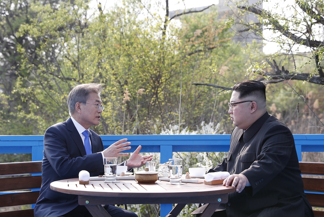 写真・図版 : 판문점에서 한국의 문재인 대통령(좌)과 북한의 김정은 위원장(우)은 군사분계선 표시가 있는 '도보 다리'까지 산책하고, 벤치에 앉아 둘만의 대화를 가졌다= 2018년 4월 27일, 한국공동사진기자단 촬영