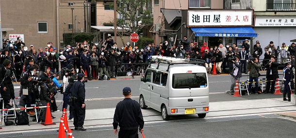 写真・図版 : 東京拘置所を出るカルロス・ゴーン被告を乗せた車（ナンバープレートを画像加工しています）