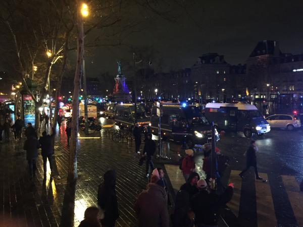 写真・図版 : パリであったイエローベストのデモではけが人も出た＝2019年１月26日、パリのリパブリック広場