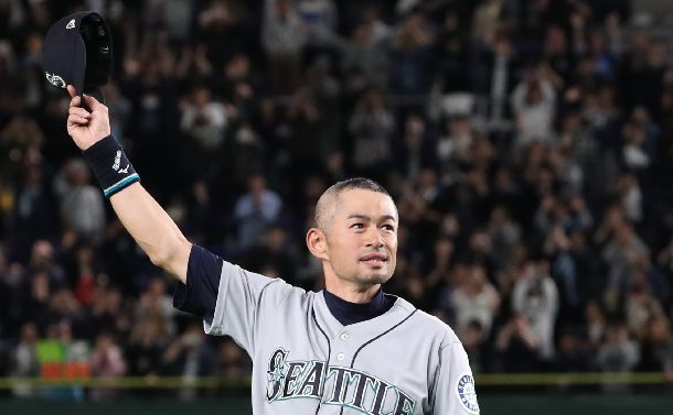 イチロー選手(飾りケース入りカードとサイン入りボール)