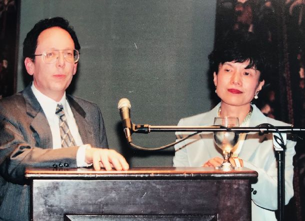 写真・図版 : ハーバード大学の教授たちの前で講演した円さんとアンドリュー ゴードン教授（左）＝1999年11月5日（筆者提供）