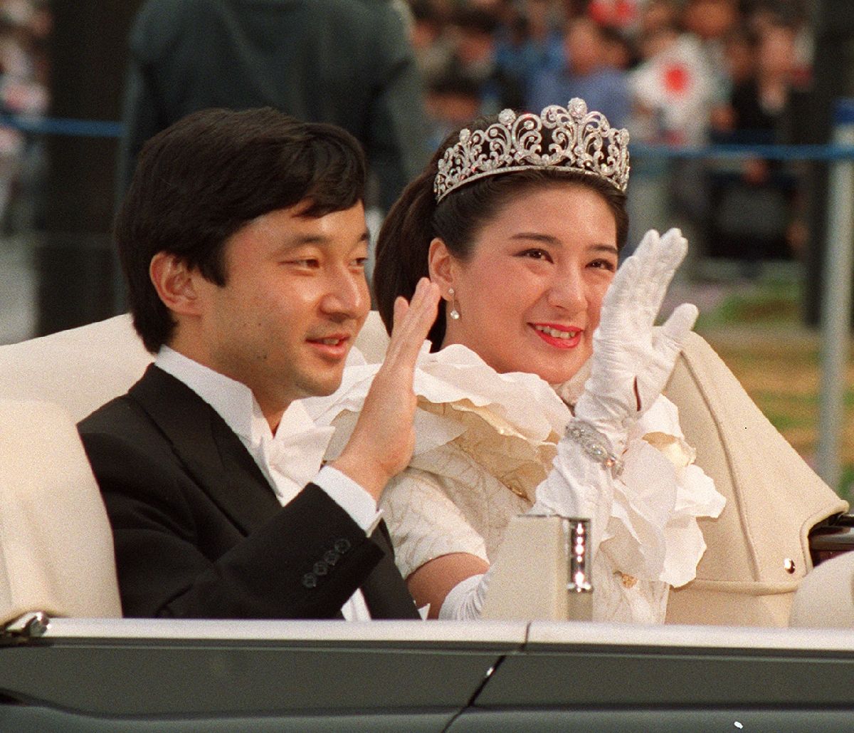 結婚の儀後のパレードで、沿道の人たちに手を振る皇太子さまと雅子さま＝1993年6月9日、東京都千代田区