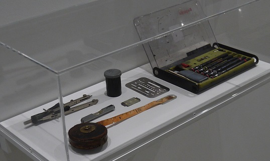 写真・図版 : 田中さんが使う道具も展示されている。