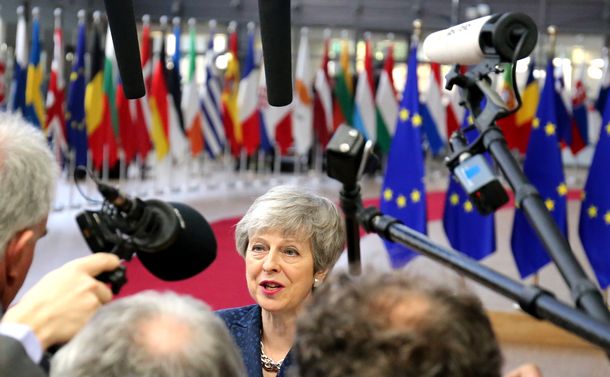 写真・図版 : EU首脳会議の会場に着いた英国のメイ首相。報道陣に「（離脱を決めた）国民投票から3年近くたっている。今こそ、議会が決める時だ」と話した＝2019年3月21日、ブリュッセル