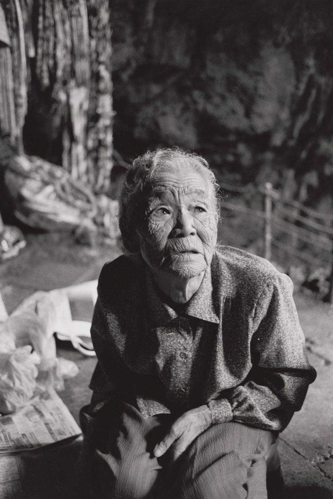 写真・図版 : 佐久本静（1921年生）は、壕のなかで2人目の子を出産したが、そこを追い出されて別の壕に移動した。食糧も水も乏しく、母乳が出なくなり、生まれたての息子は45年6月21日に、3歳の娘は翌日亡くなる（沖縄本島、2005年）©Yoshino Oishi
