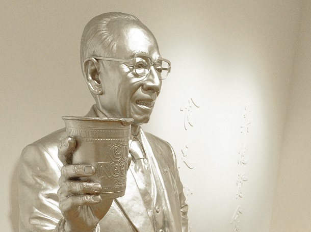 日清食品創業者の安藤百福の像の手にはカップヌードルが握られていた＝横浜市中区