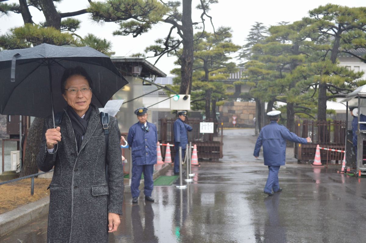 写真・図版 : 筆者とこれから皇居を参観する姜尚中・東大名誉教授＝3月7日、桔梗門前