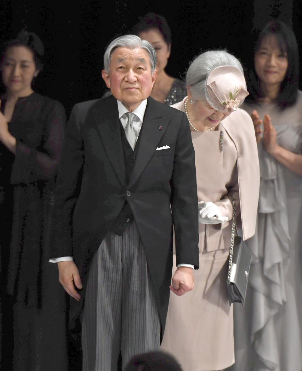 写真・図版 : 在位30年記念式典を終え、会場を後にする天皇、皇后両陛下＝2月24日、東京・国立劇場、代表撮影