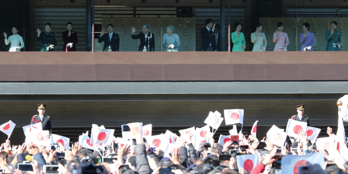 写真・図版 : 新年の一般参賀でベランダに並んで国民に応える天皇・皇后両陛下と皇族方＝１月２日、皇居・宮殿東庭