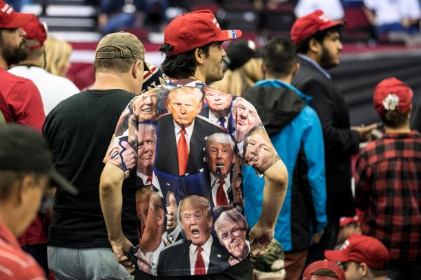 トランプ大統領の顔が印刷されたシャツを着て集会に参加する支持者ら＝2018年10月、米テキサス州ヒューストン、ランハム裕子撮影