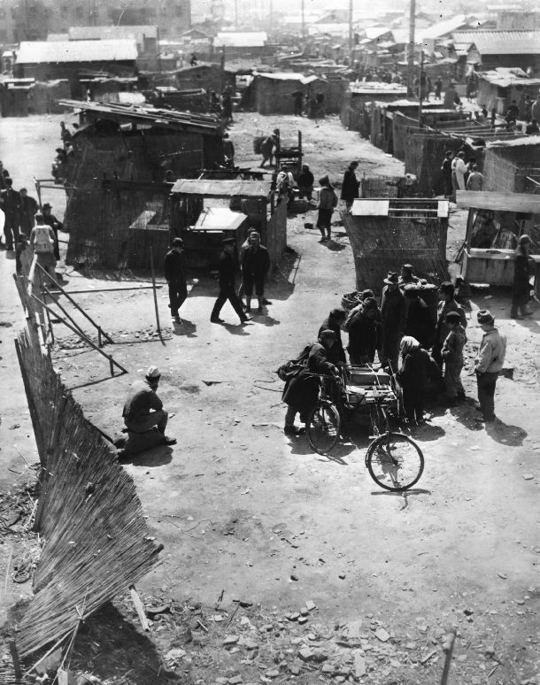 戦後はここから始まった。国鉄新橋駅前の闇市＝1946年2月15日