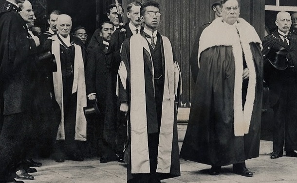 ケンブリッジ大学を訪問、名誉博士号を受けた皇太子時代の昭和天皇 1921年5月18日