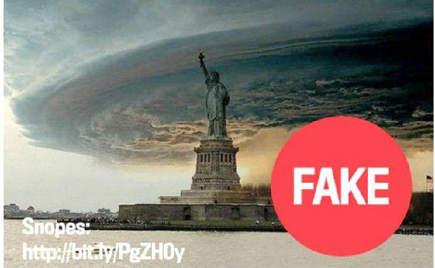 写真・図版 : ハリケーン「サンディ」のフェイク画像。「2004年に撮られたスーパーセルの写真と自由の女神の画像を組み合わせたもの。真偽の検証はsnopes.comが既に行っていました」として「GIGAZINE」に掲載された