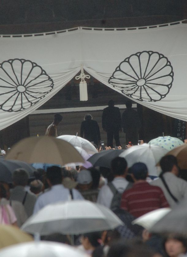 大勢の参拝客が見守る中、靖国神社本殿に参拝する小泉首相＝2006年8月15日、靖国神社