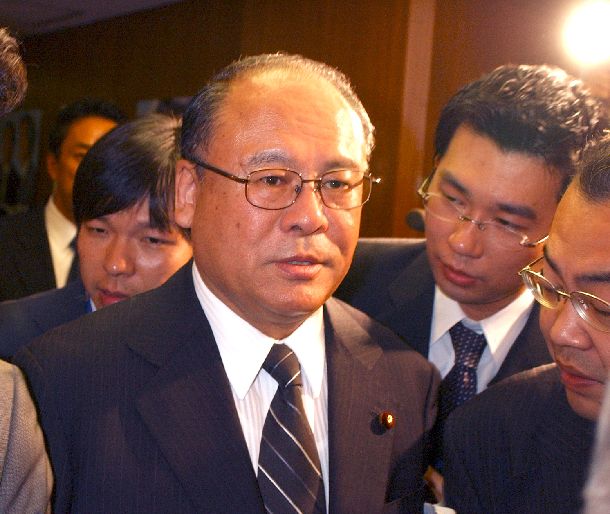 自民党幹事長に抜擢された武部勤氏＝2004年9月27日、自民党本部 
