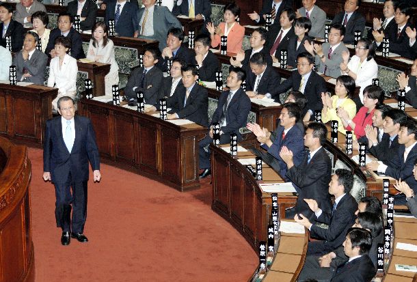 衆院本会議で郵政民営化法案に反対票を投じた綿貫民輔・前衆院議長。野党席から拍手が起こった＝2005年7月5日
