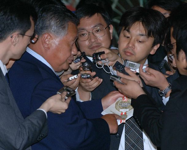 「干からびたチーズ」の目録を手に、小泉純一郎首相との会食を記者団に報告する森喜朗前首相は＝2005年10月6日、東京都内のホテル