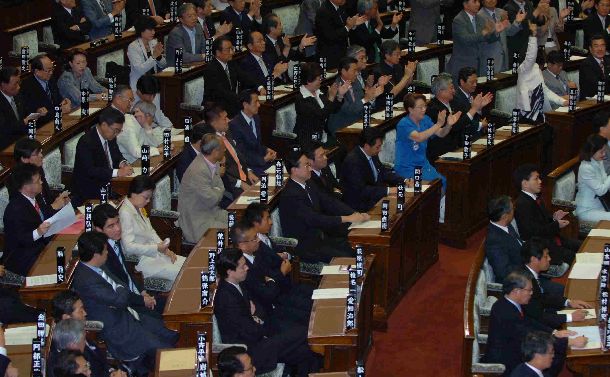 参院本会議で郵政民営化法案が否決され、喜ぶ野党議員たち＝2005年8月8日