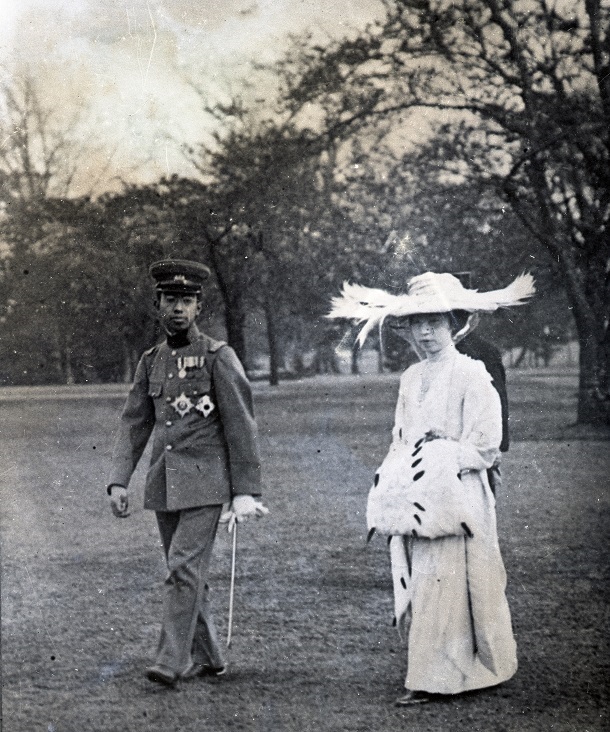新宿御苑を訪れた摂政時代の昭和天皇と、母の貞明皇后 1922年