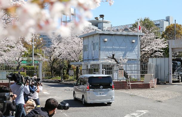 東京拘置所に入るカルロス・ゴーン前会長を乗せたとみられる車両＝2019年4月4日、東京都葛飾区