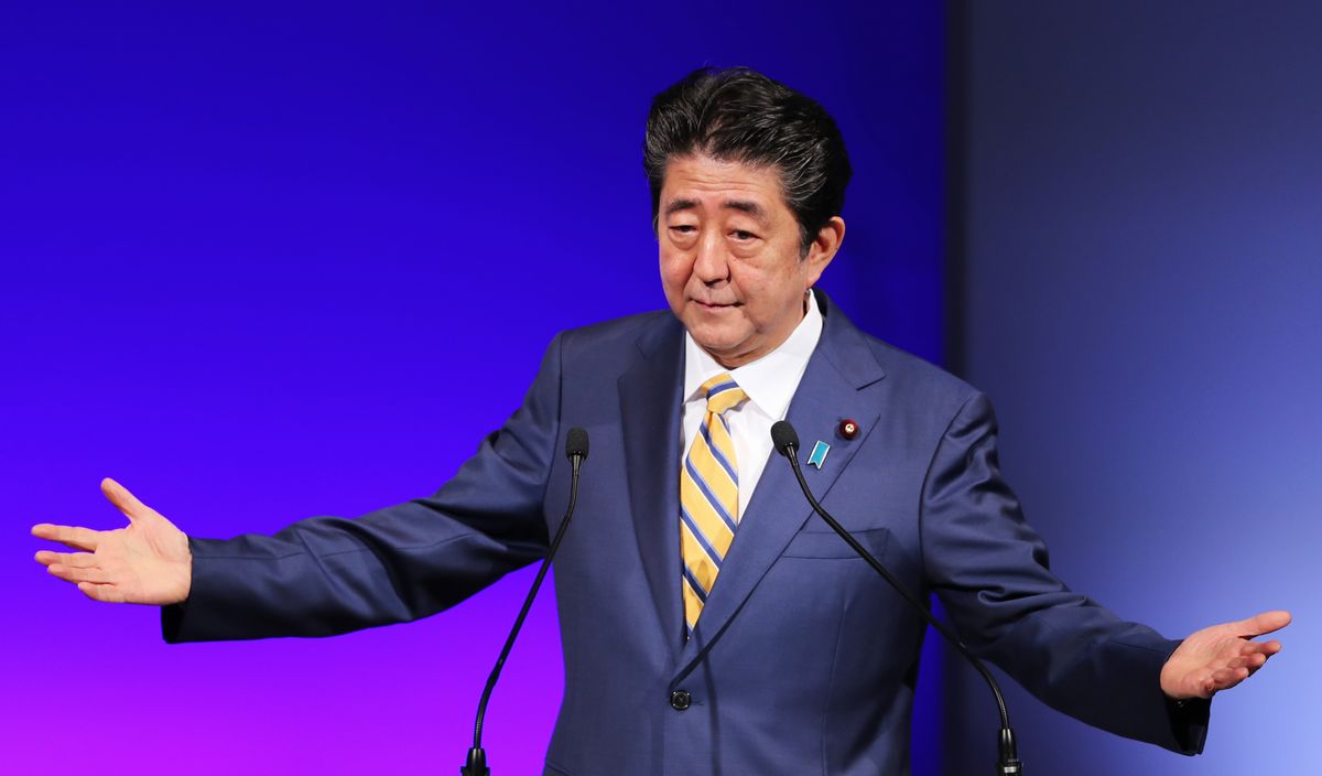 写真・図版 : 2月の自民党大会で総裁として演説する安倍晋三首相=東京・高輪。朝日新聞社