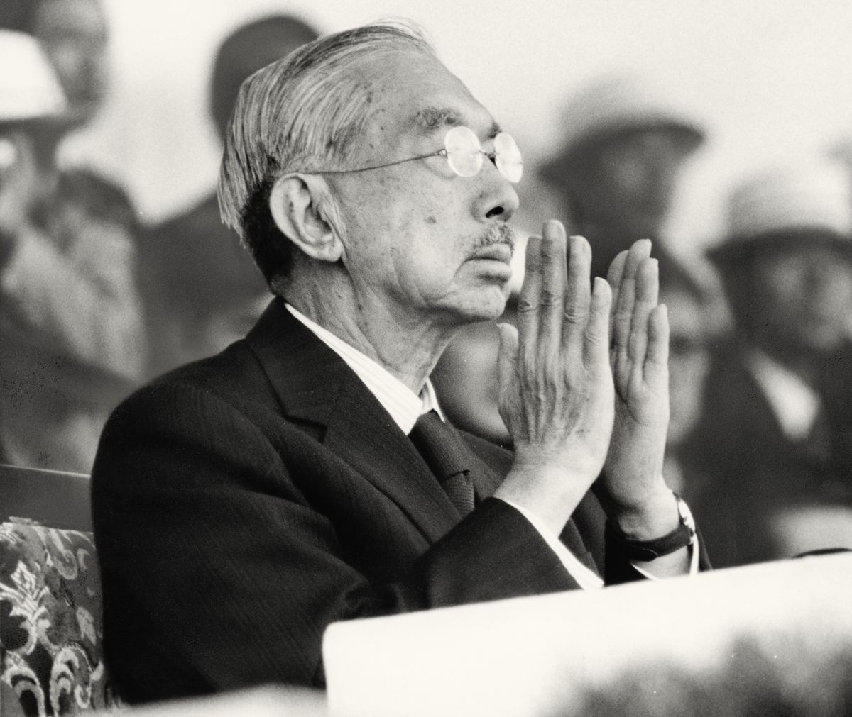 写真・図版 : 1979年10月、第34回国民体育大会の開会式で拍手する昭和天皇=宮崎市。朝日新聞社