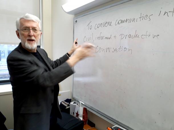 黒板を使って持論を説明するニューヨーク市立大学大学院教授のジェフ・ジャービス＝ニューヨーク、同大学の研究室