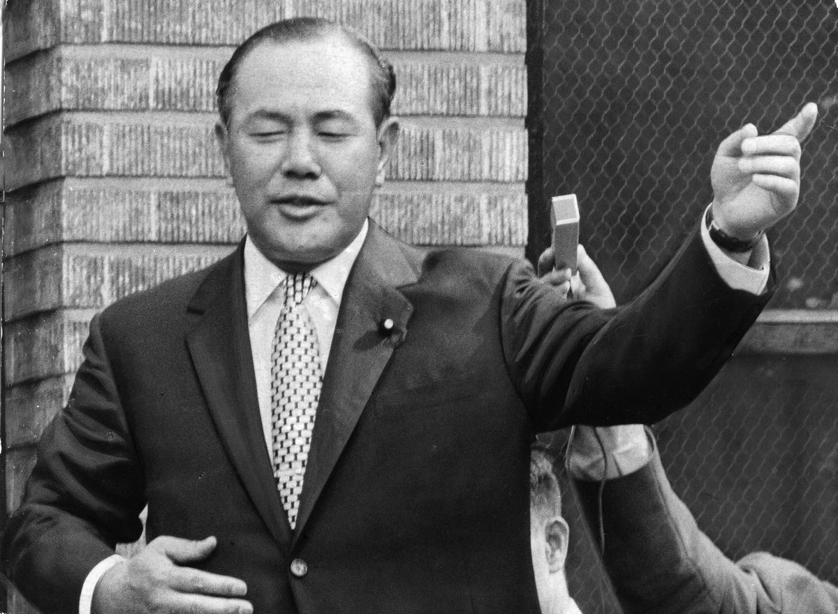 写真・図版 : 1972年8月、首相就任を祝い新潟から訪れた支持者を前に演説する田中角栄首相=東京・目白台の私邸。朝日新聞社