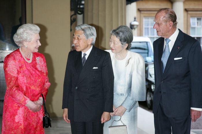 写真・図版 : 訪英先のバッキンガム宮殿で立ち話をする（左から）エリザベス女王、天皇、皇后両陛下と夫のフィリップ殿下＝2007年5月