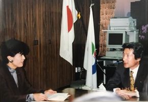 写真・図版 : 厚生大臣室で小泉純一郎さんに要望書を提出する円より子さん＝1996年12月25日