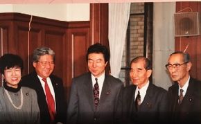 総理になり日本新党に挨拶にきた細川さんを囲んで国会内控室で。左から円さん、寺澤さん、細川総理、武田さん、小島さん＝1993年8月6日