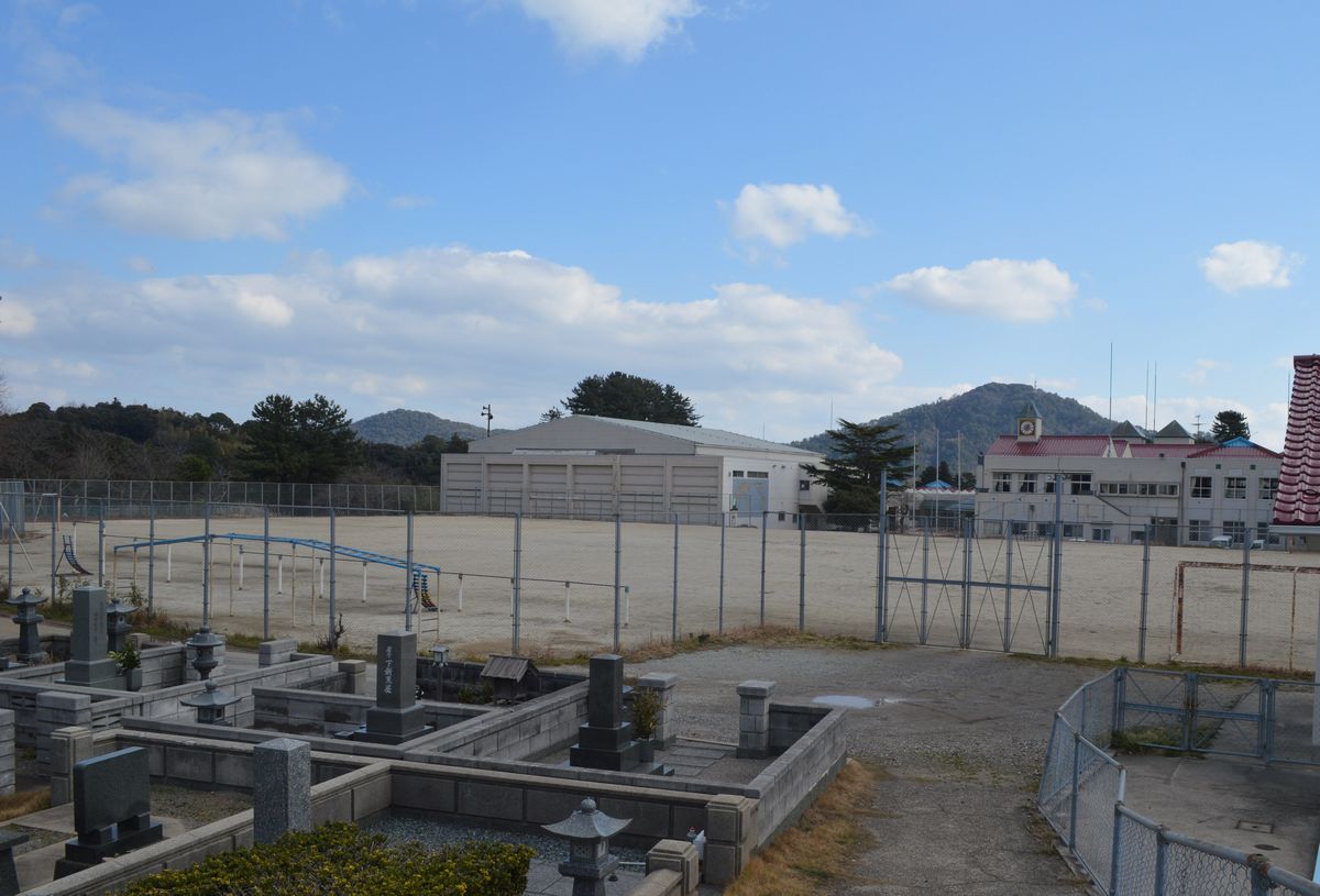 写真・図版 : 島根県隠岐の島町の西郷小学校がある高台。約150年前の隠岐騒動で島民らが結集した=2月2日、同町西町。藤田撮影