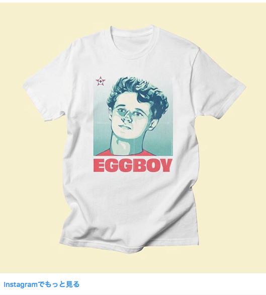 「エッグボーイ（EGG BOY）」の似顔絵がプリントされたTシャツもインターネット上に出回っている（インスタグラムより）