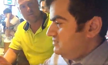 オーストラリアの極右グループの一員から、バーで嫌がらせを受けるイスラム系議員（向かって右）の写真。SNS上で拡散している