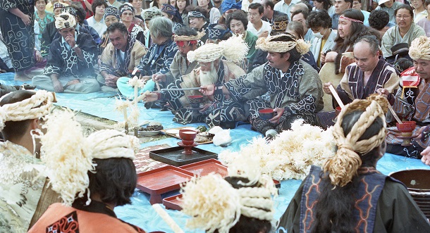 写真・図版 : 新しいサケを迎え入れる儀式「アシリチェップノミ」=1987年、札幌市豊平川河川敷