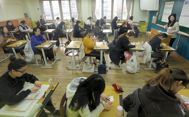 写真・図版 : 韓国・ソウルで、日本の大学入試センター試験に相当する「大学修学能力試験」に臨む受験生たち＝2016年11月17日、東亜日報提供 