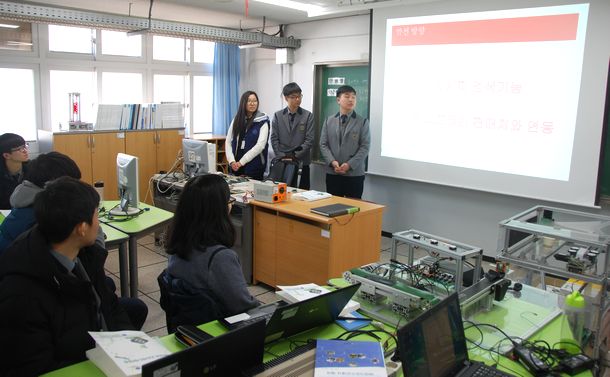 写真・図版 : 仁川電子マイスター高校の授業の様子。韓国産業を担う「マイスター」の卵を育て「大学進学ありき」の風潮に一石を投じる役割も期待されている＝2016年、筆者撮影