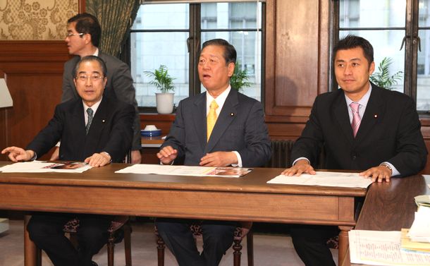 写真・図版 : 陳情について検討する会議に臨む民主党の小沢一郎幹事長（中央）ら＝2009年12月2日、国会