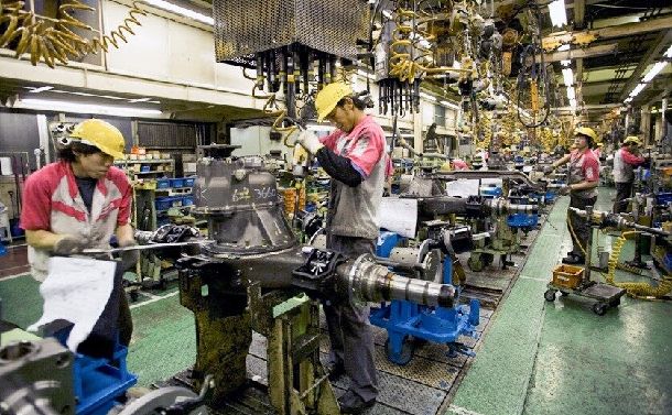 写真・図版 : 神奈川県内の自動車部品工場で働く人たち