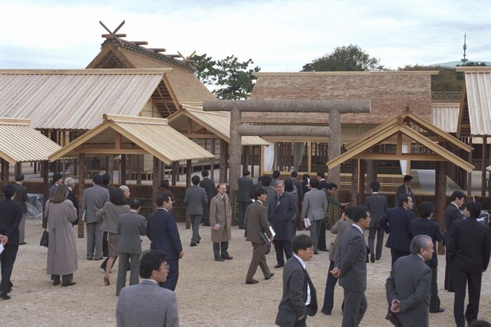 写真・図版 : 大嘗祭のための大嘗宮が完成し、内外の記者団に公開された＝1990年11月21日、皇居・東御苑