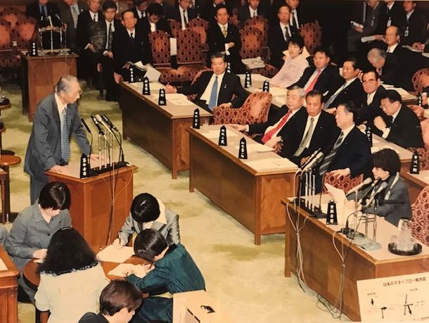 参院予算委員会で円より子の質問に答える塩川財務大臣。奥に日銀速水総裁の姿も見える＝2002年11月25日
