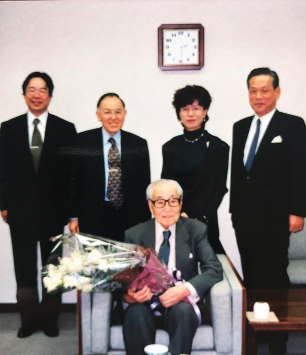 中山素平さん90歳の誕生日。円より子と円の「ブレーン」たち＝1996年3月5日