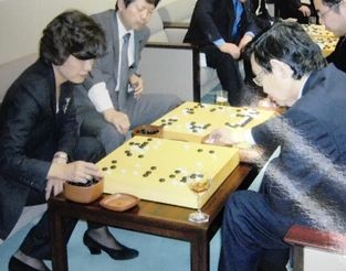 写真・図版 : 国会囲碁会のメンバーで円は紅一点。与謝野財務大臣とも対局した＝2009年5月頃