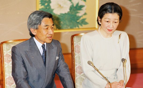 内外記者団との初の公式会見にのぞむ天皇、皇后両陛下。「私にとって憲法として意識されているのは、日本国憲法」と新しい皇室のあり方について語った＝1989年8月4日 