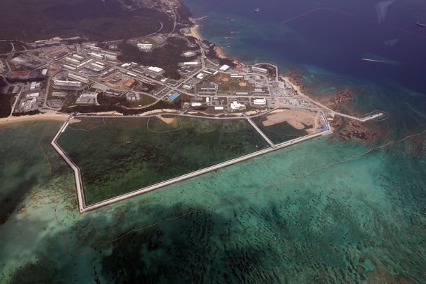 写真・図版 : 埋め立て工事が進む辺野古沖＝2019年4月8日、沖縄県名護市
