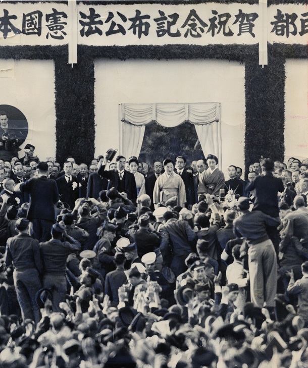 新憲法公布記念の祝賀都民大会で、群衆に囲まれて歓呼に応える昭和天皇と香淳皇后宮城前広場
