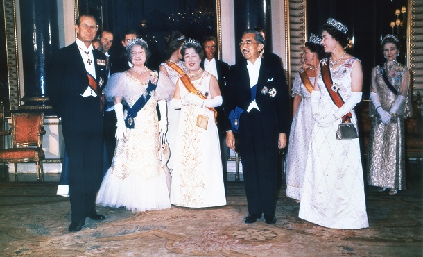 写真・図版 : 1971年、イギリスのエリザベス女王が主催した晩餐会で。左からフィリップ殿下、エリザベス皇太后、香淳皇后、昭和天皇、エリザベス女王=1971年10月5日、東京写真記者協会代表撮影 