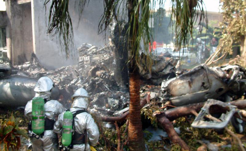 写真・図版 : 米軍ヘリが墜落した沖縄国際大。機体は炎上し、原形をとどめていない＝2004年8月14日